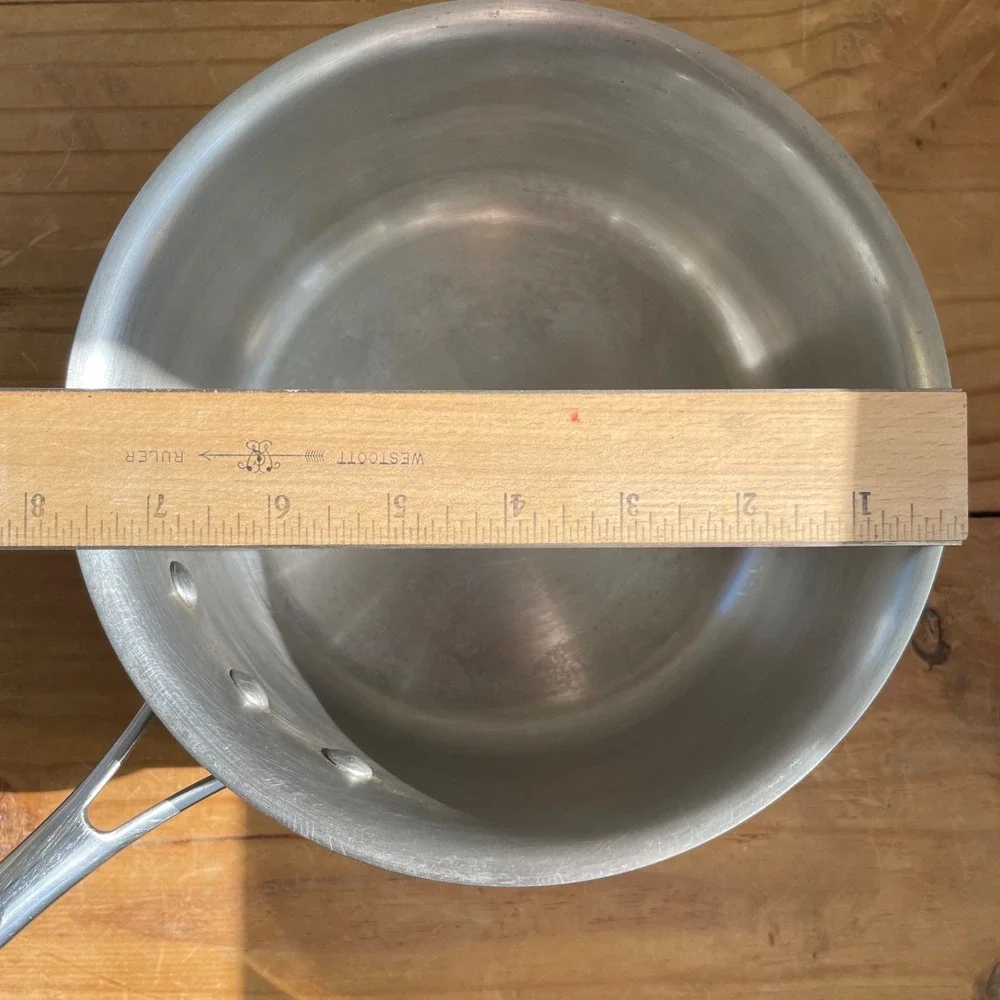 CALPHALON 87022, 2.5 QT/2.3L pot, NO LID, Pre-owned SAUCE‎ PAN.
